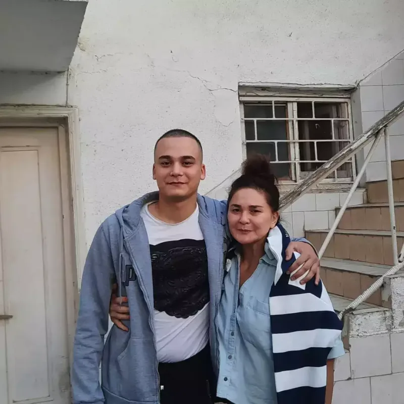 Kübra Əliyeva nəvəsini əsgərliyə yola saldı