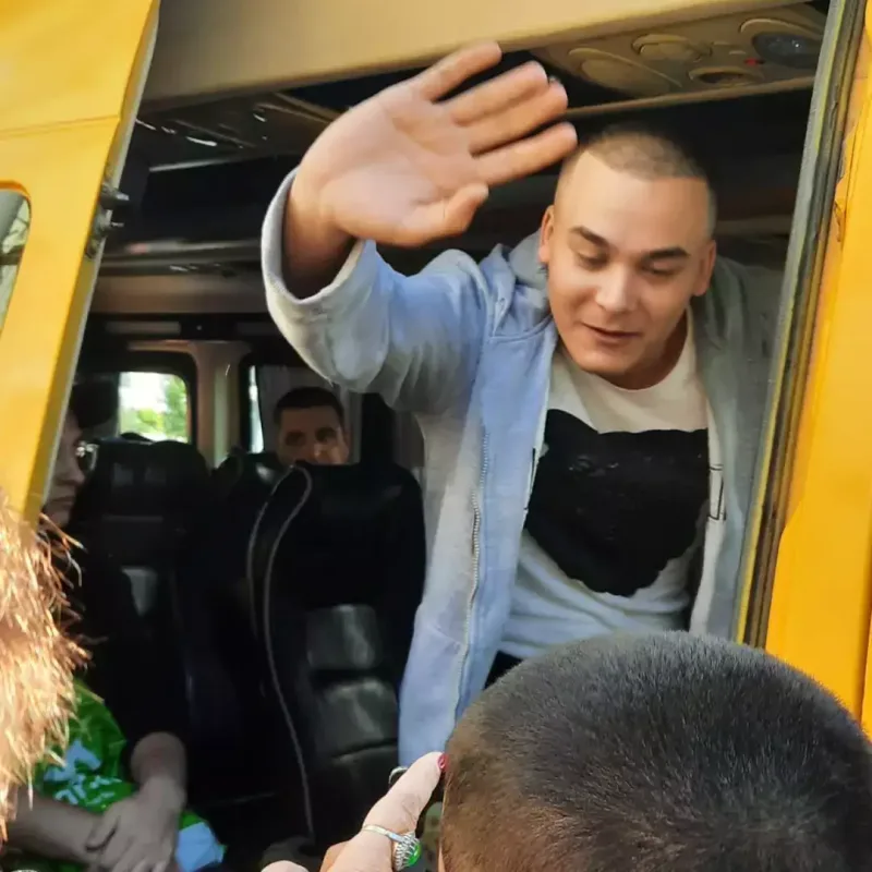 Kübra Əliyeva nəvəsini əsgərliyə yola saldı