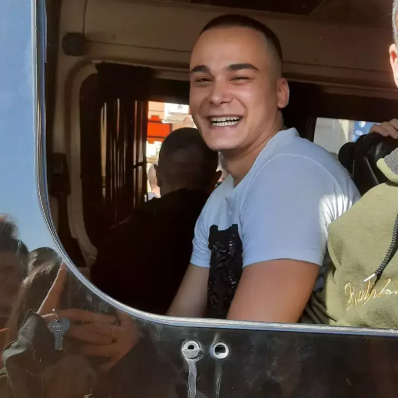 Kübra Əliyeva nəvəsini əsgərliyə yola saldı