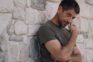 “Issız adam” 13 illik xanımından ayrıldı