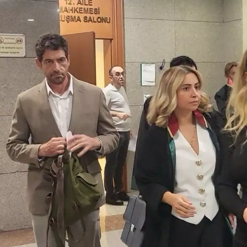 “Issız adam” 13 illik xanımından ayrıldı