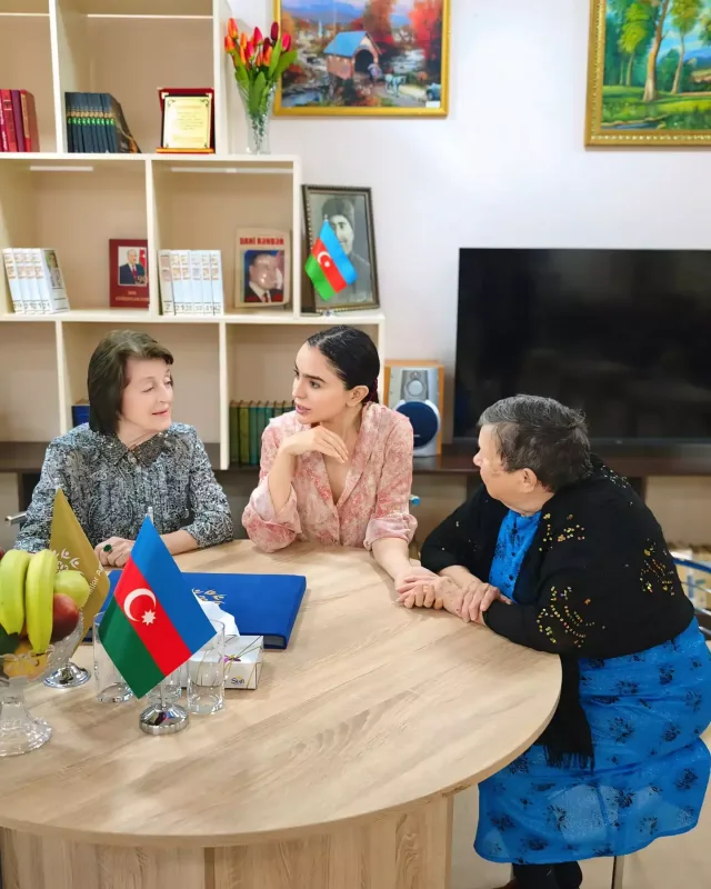 Leyla Əliyeva Qocalar evində...