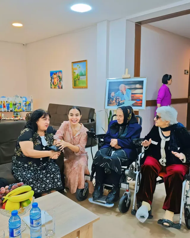 Leyla Əliyeva Qocalar evində...