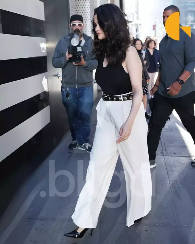 Selena mağaza açılışına qatıldı