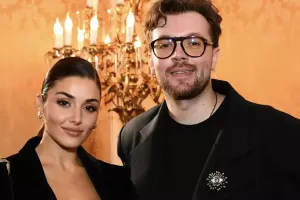 Məşhurlar onun dəfiləsinə axışdı