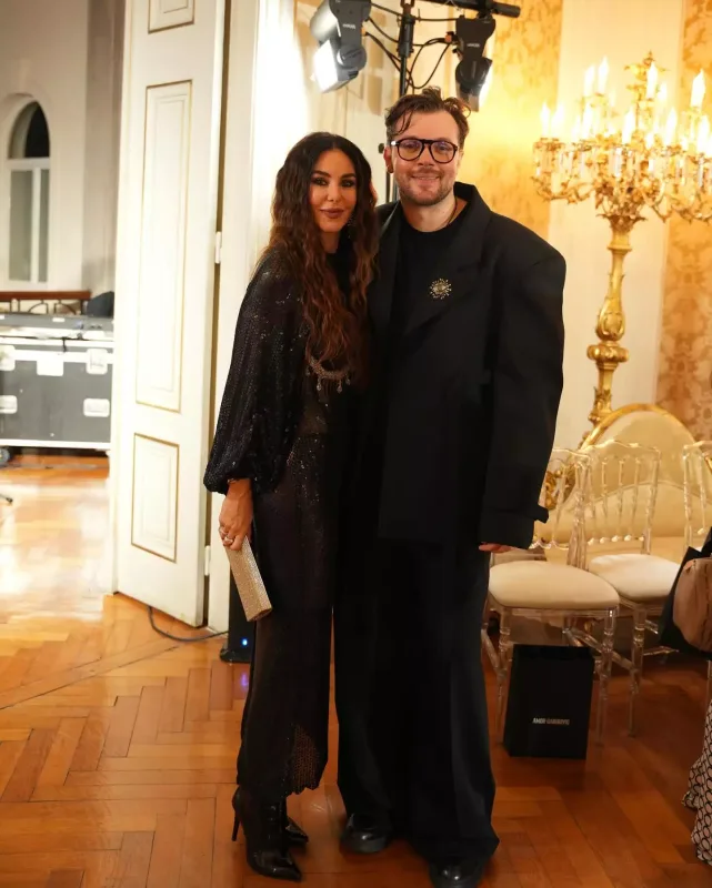 Məşhurlar onun dəfiləsinə axışdı