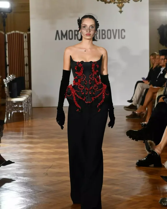 Məşhurlar onun dəfiləsinə axışdı