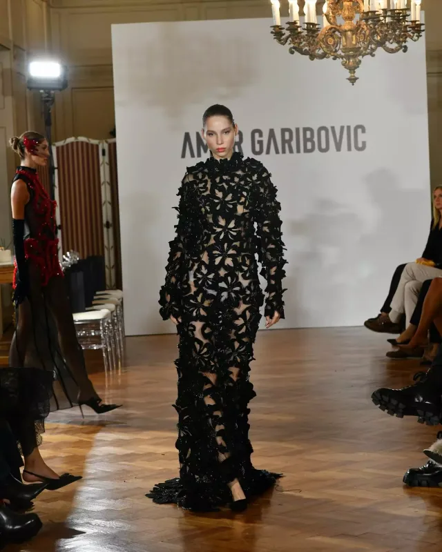 Məşhurlar onun dəfiləsinə axışdı