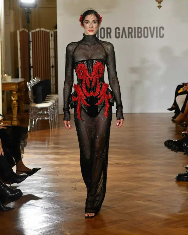 Məşhurlar onun dəfiləsinə axışdı