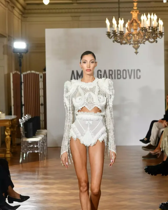 Məşhurlar onun dəfiləsinə axışdı