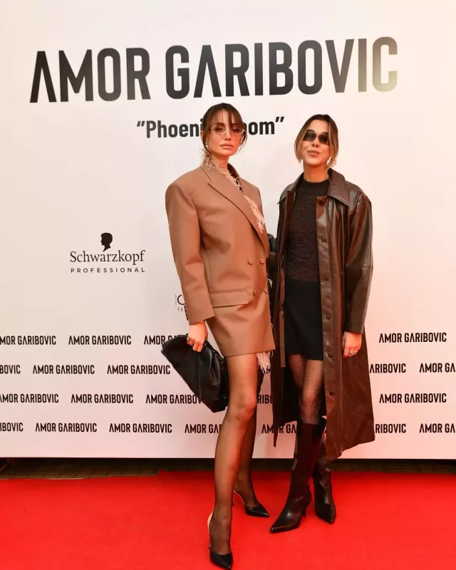 Məşhurlar onun dəfiləsinə axışdı