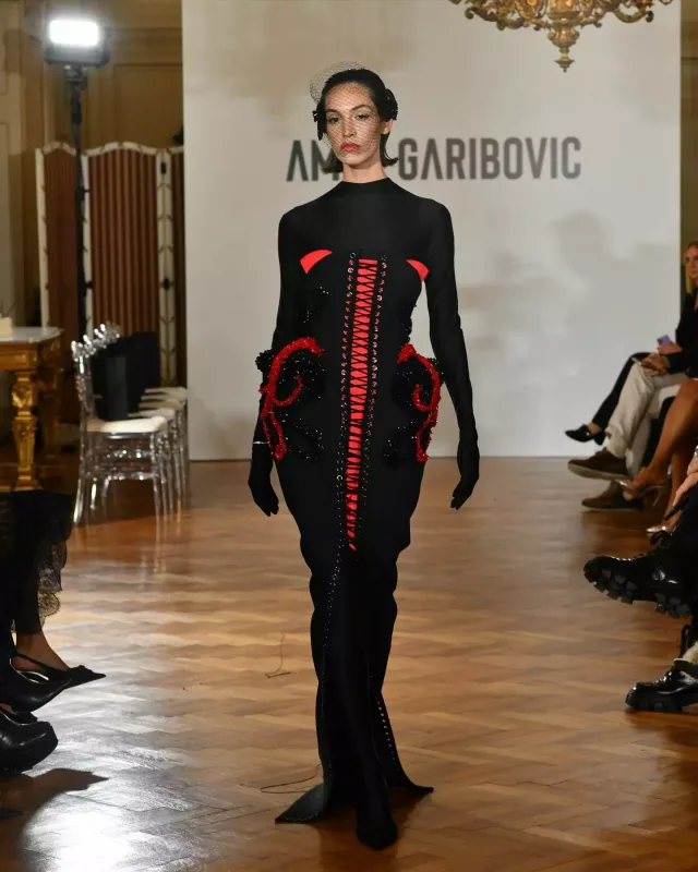 Məşhurlar onun dəfiləsinə axışdı