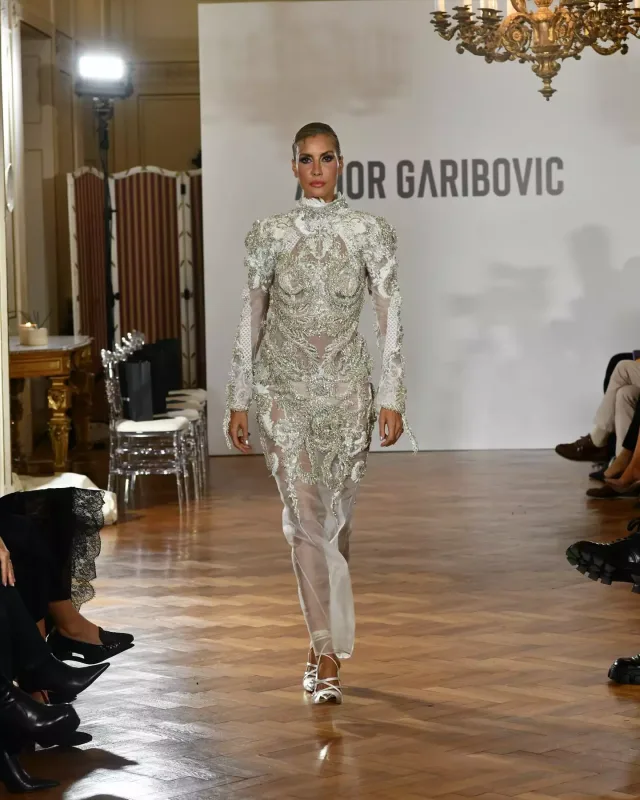 Məşhurlar onun dəfiləsinə axışdı