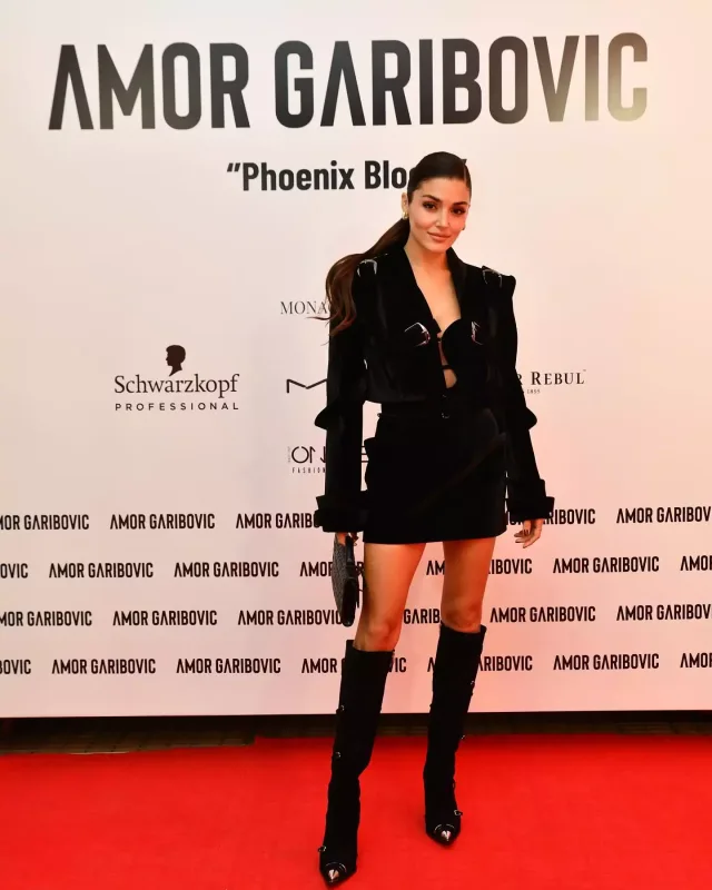 Məşhurlar onun dəfiləsinə axışdı