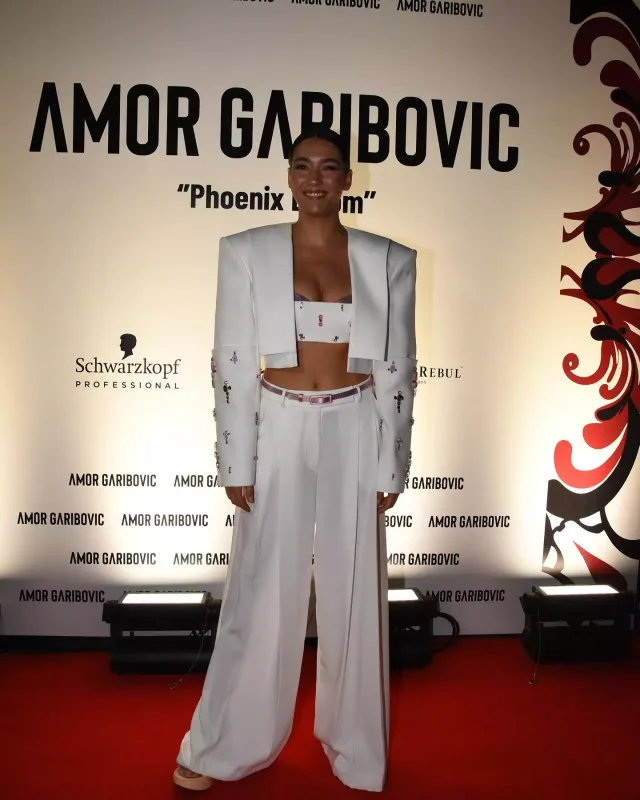 Məşhurlar onun dəfiləsinə axışdı