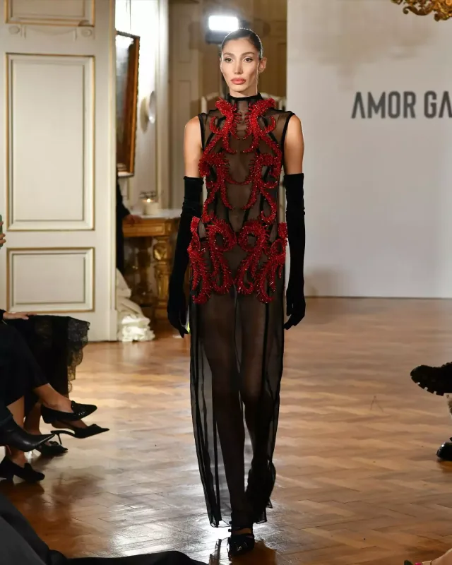 Məşhurlar onun dəfiləsinə axışdı