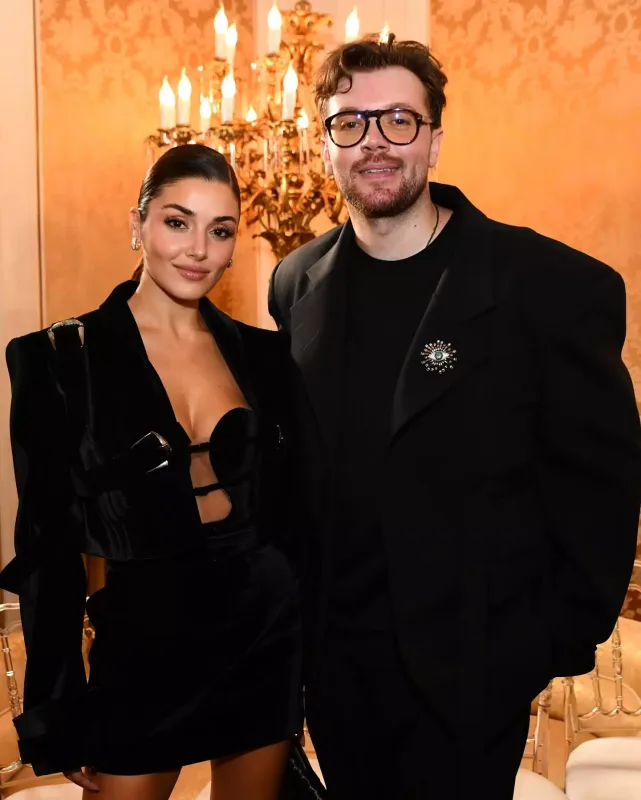 Məşhurlar onun dəfiləsinə axışdı