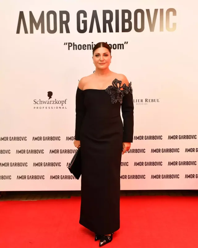 Məşhurlar onun dəfiləsinə axışdı