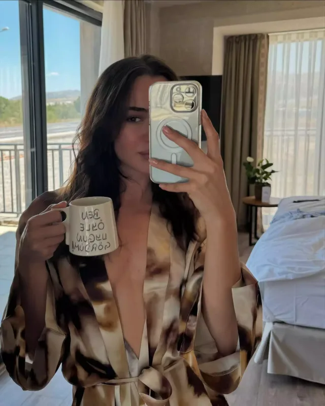 “Çəkilişdə kişilərə qadın bezi aldırıram”