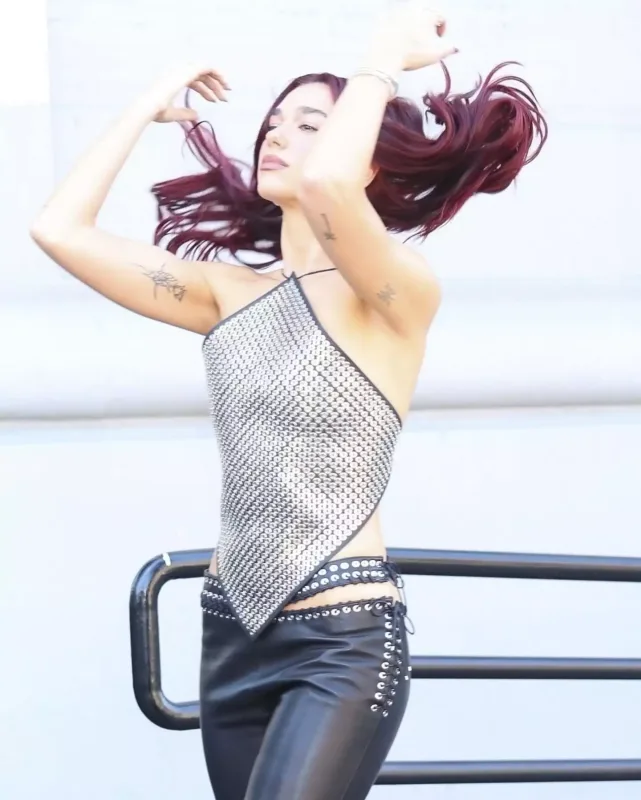 Dua Lipa pizza alarkən görüntüləndi