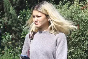 Zendaya günorta yeməyindən çıxarkən