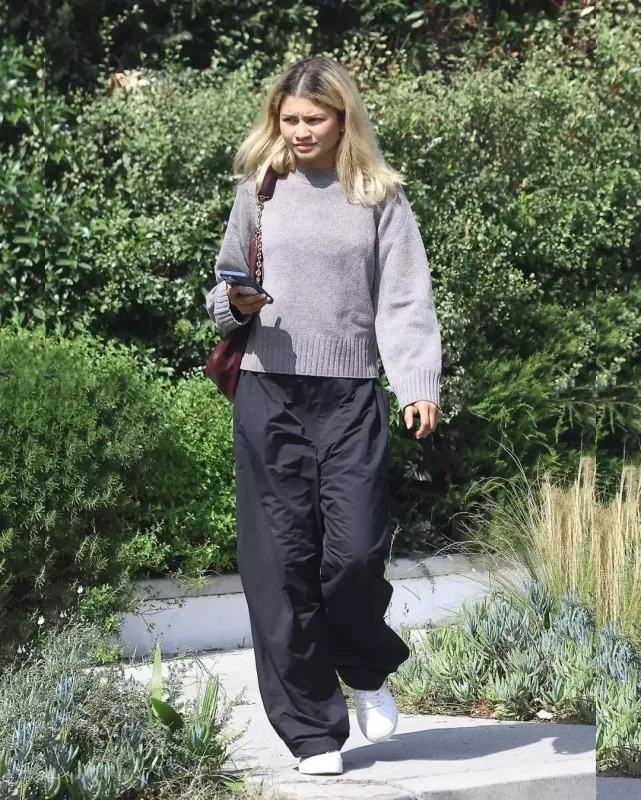 Zendaya günorta yeməyindən çıxarkən