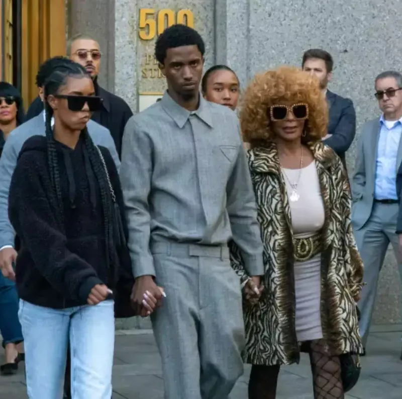 Diddinin ailəsi məhkəməni tərk edərkən fitə basdılar!