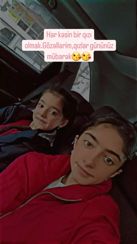 Vüsaldan qızları ilə paylaşım