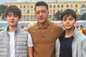 Prezidentin nəvələri Mesut Özil ilə bir arada