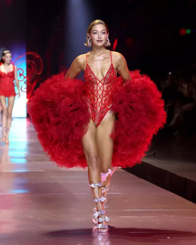 “Mələk”lər 6 il fasilədən sonra podiuma çıxdılar!