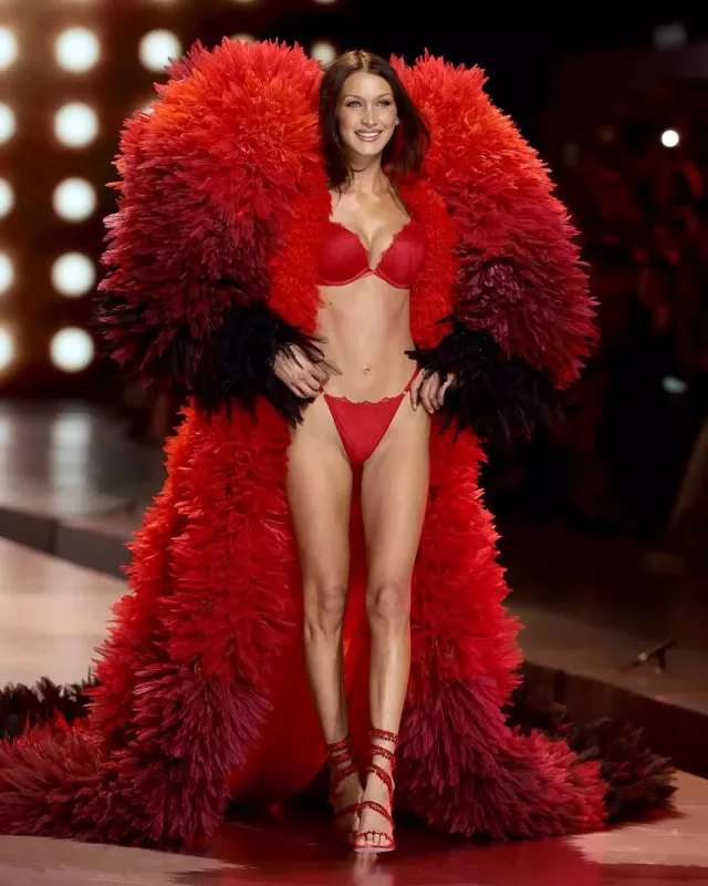 “Mələk”lər 6 il fasilədən sonra podiuma çıxdılar!