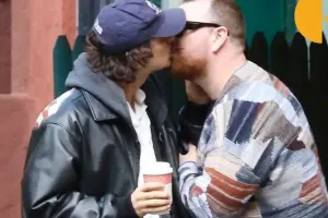 Sem Smit sevgilisi ilə öpüşərkən görüntüləndi