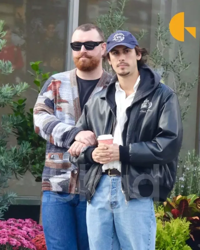 Sem Smit sevgilisi ilə öpüşərkən görüntüləndi