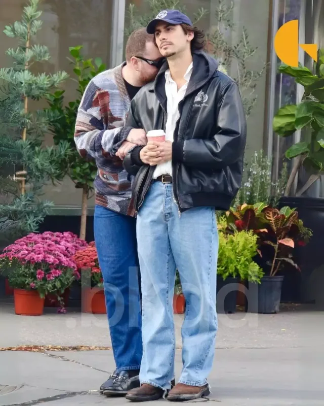 Sem Smit sevgilisi ilə öpüşərkən görüntüləndi