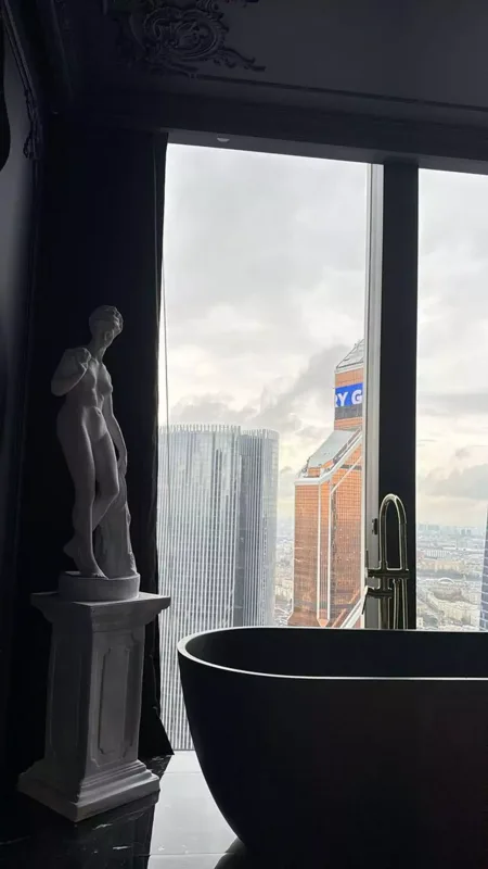 Hüseyn yataqda şəklini paylaşdı