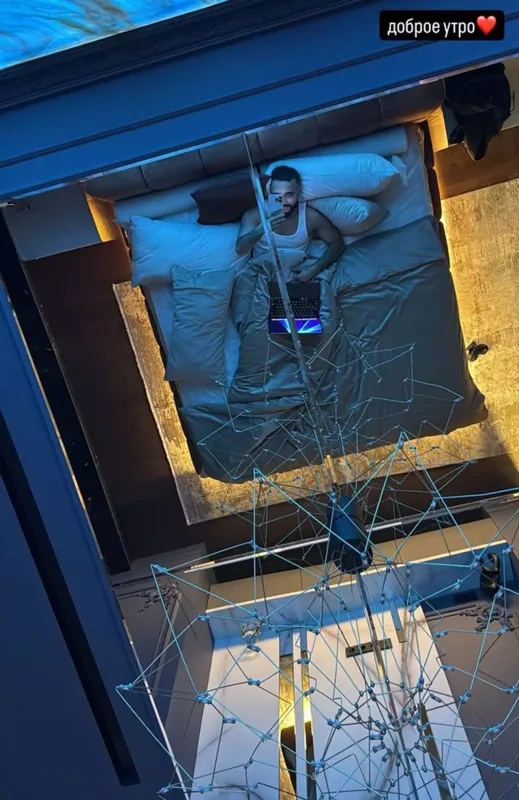 Hüseyn yataqda şəklini paylaşdı