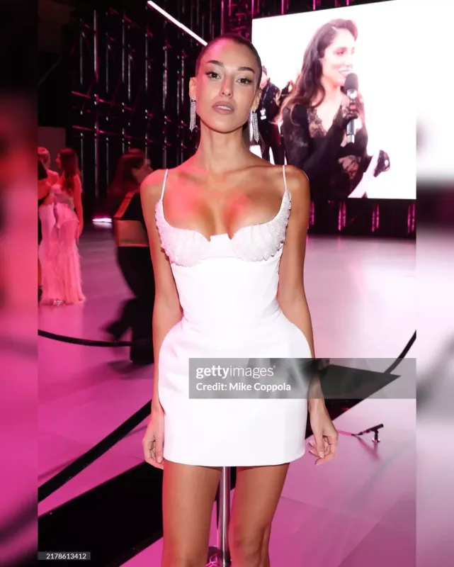 Dilan “Victoria's Secret”in çəhrayı xalısında