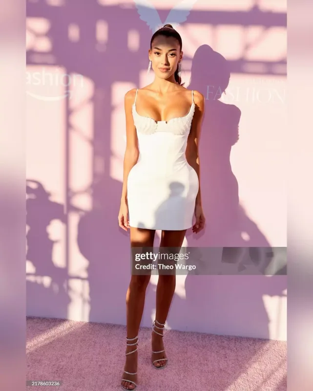 Dilan “Victoria's Secret”in çəhrayı xalısında