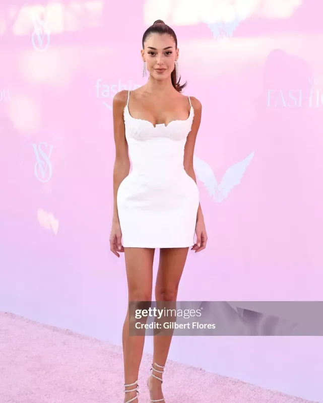 Dilan “Victoria's Secret”in çəhrayı xalısında