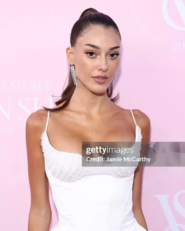 Dilan “Victoria's Secret”in çəhrayı xalısında