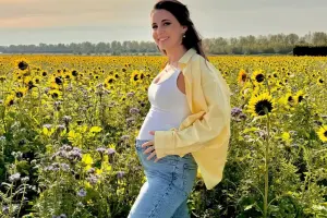 Niderlandlı bəylə evlənən türk müğənni hamilədir