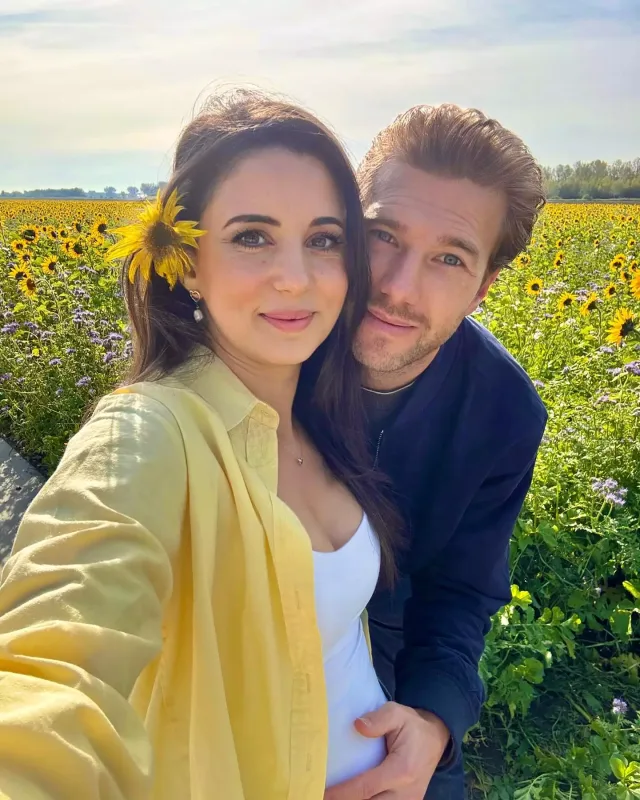 Niderlandlı bəylə evlənən türk müğənni hamilədir