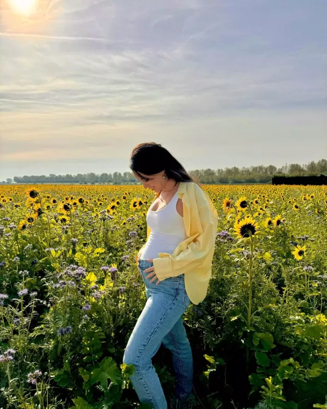 Niderlandlı bəylə evlənən türk müğənni hamilədir