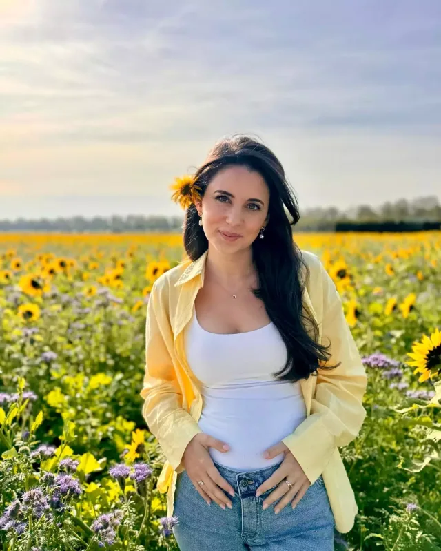 Niderlandlı bəylə evlənən türk müğənni hamilədir