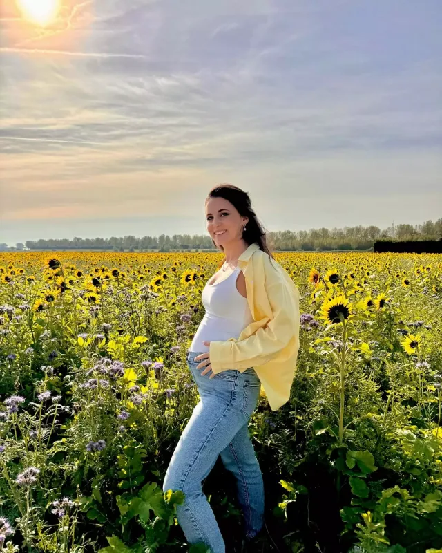 Niderlandlı bəylə evlənən türk müğənni hamilədir