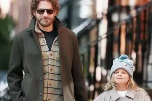 Bredli Kuperin qızının geyimini tənqid etdilər