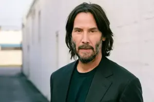 Saxta Kianu Rivz qadınlara təcavüz edib