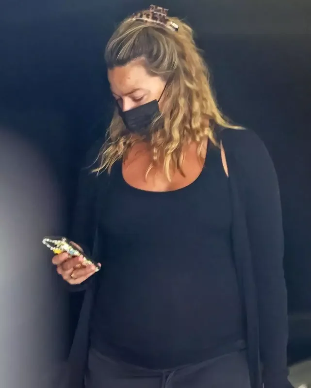 Ana olmağa hazırlaşan aktrisa xəstəxana çıxışında