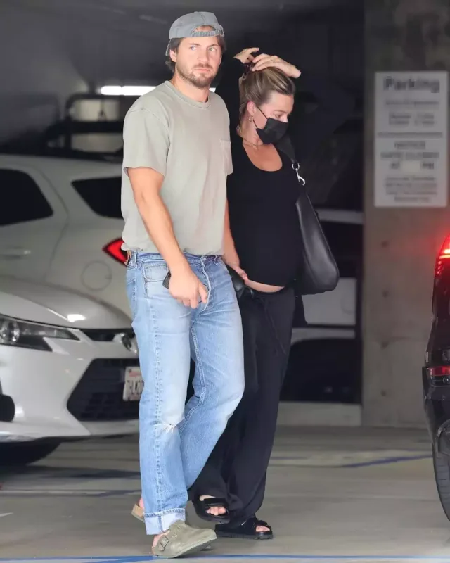 Ana olmağa hazırlaşan aktrisa xəstəxana çıxışında