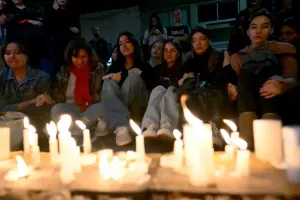 Fanatları Liam üçün mahnı oxuyub, şam yandırdılar